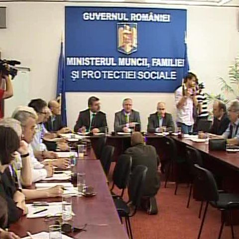 Profesorii, cadrele militare şi poliţiştii şi-au stabilit salariile din grila unică
