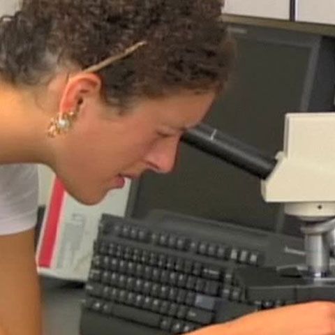 O tânără din SUA s-a diagnosticat corect singură, după ce medicii n-au putut afla timp de 8 ani de ce suferă 