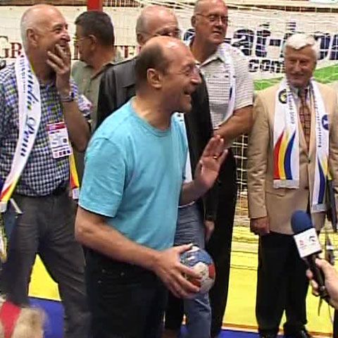Traian Băsescu a jucat handbal cu Luminiţa Huţupan