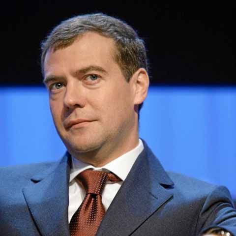 Medvedev o ia pe urmele lui Putin: înoată un kilometru pe zi