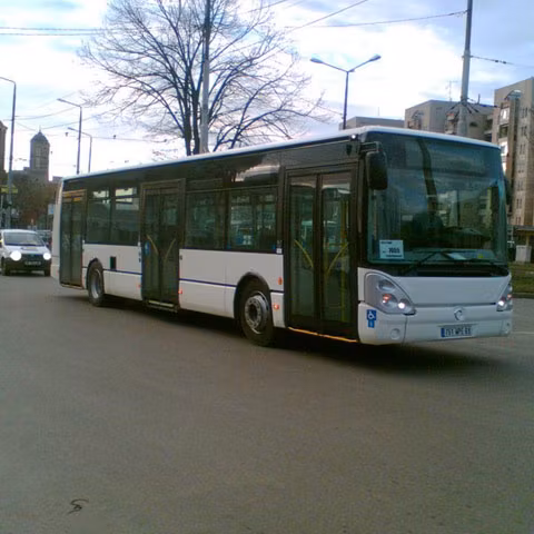 Şoferii regiei de transport local din Oradea, obligaţi să se îmbrace în costum, cu camaşă şi cravată