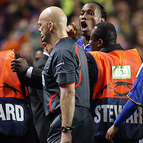 Drogba, suspendat patru meciuri după injuriile aduse arbitrului Ovrebo