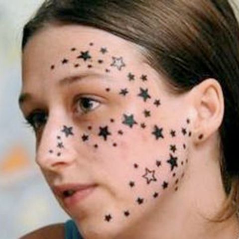O tânăra s-a trezit cu 56 de stele tatuate pe faţă