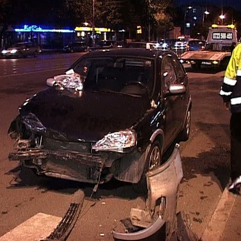 O ambulanţă aflată în misiune s-a răsturnat pe Şoseaua Ştefan cel Mare