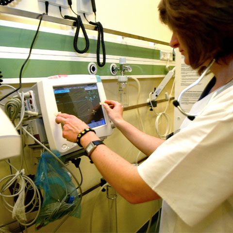 O asistentă medicală cu studii medii va câştiga mai mult decât un medic stagiar
