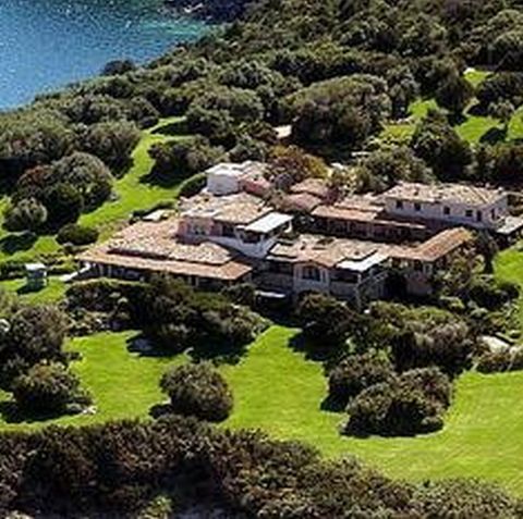 Presa spune că Berlusconi vrea să-şi vândă vila "nebuniilor", premierul neagă