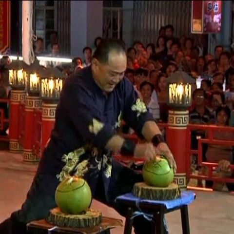 Un maestru Kung Fu a spart 4 nuci de cocos cu degetul, în 31 de secunde