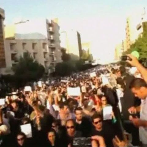 Cel puţin 17 oameni au murit în luptele de stradă din Teheran 