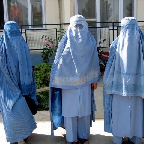 Sarkozy atacă burqa, văl islamic ce acoperă integral faţa şi corpul femeilor musulmane