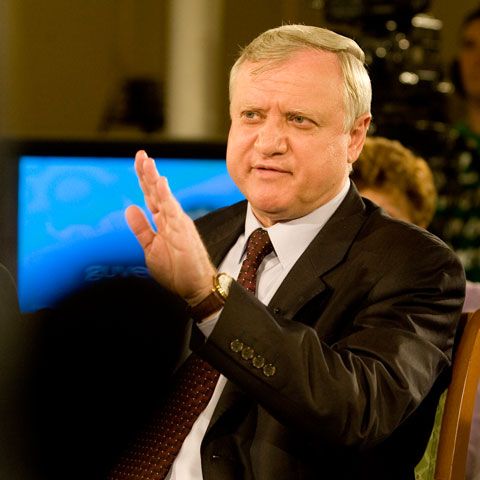 Guvernul şi-ar putea asuma răspunderea în toamnă pentru legea unică de salarizare a bugetarilor