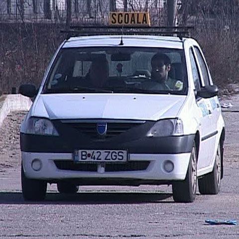 Sute de instructori auto independenţi au protestat în faţa Ministerului Transporturilor
