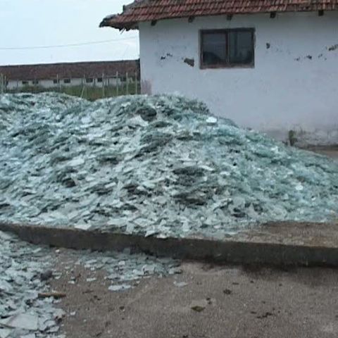 Aproape 300 de tone de deşeuri de sticlă au fost aruncate pe un câmp din Arad 