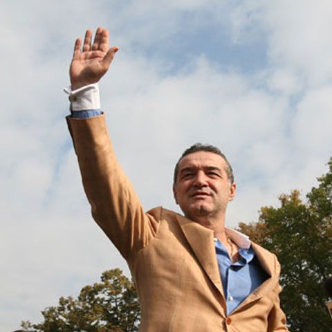 Gigi Becali poate părăsi ţara, au decis magistraţii