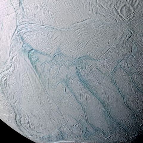 Enceladus, unul dintre sateliţii lui Saturn, ar putea avea un ocean de apă sărată