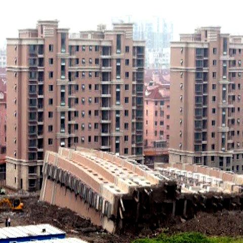 Un bloc din Shanghai a căzut pe o parte, ca un copac - VEZI VIDEO