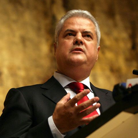 Adrian Năstase: Această coaliţie funcţionează ca o "instalaţie de stropit", adică nu are direcţie