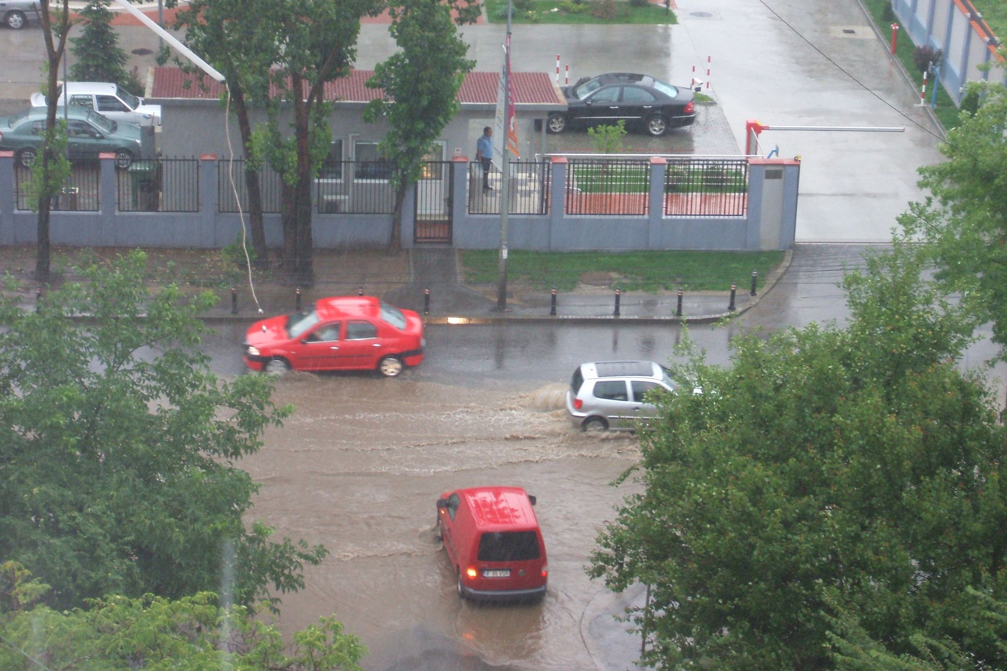 După o ploaie puternică, canalizarea nu a mai făcut faţă 