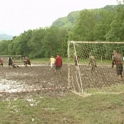 50 de echipe au participat la Cupa Mondială de fotbal în noroi