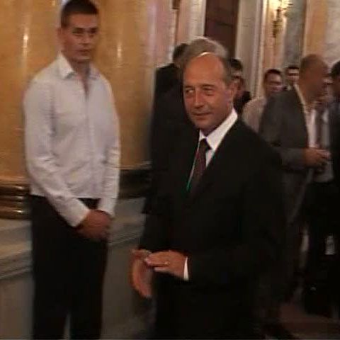 Băsescu: Dacia Logan merge mai bine decât Guvernul