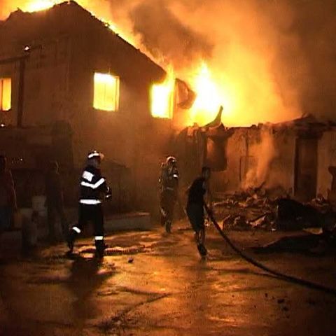 O pensiune şi două case au fost mistuite de flăcări în judeţul Bacău 