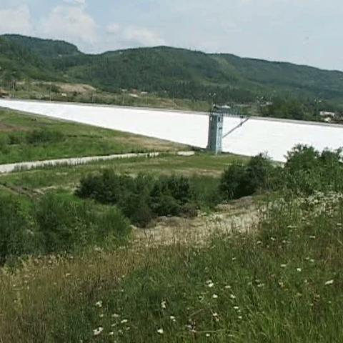 58 de familii din Ocnele Mari vor fi evacuate şi vor fi mutate într-o tabără şcolară abandonată de doi ani