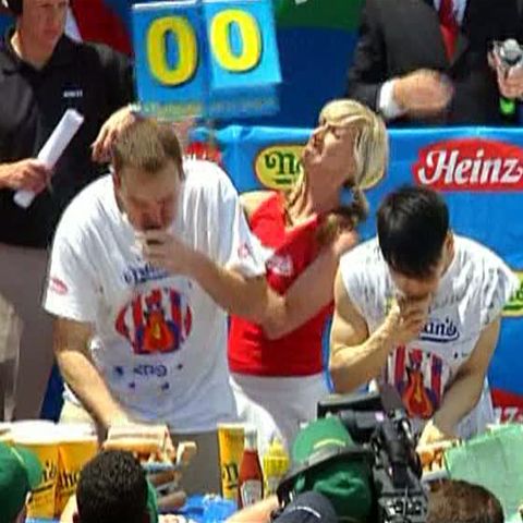 Americanul Joey Chestnut rămâne campion la mâncat hot dog 