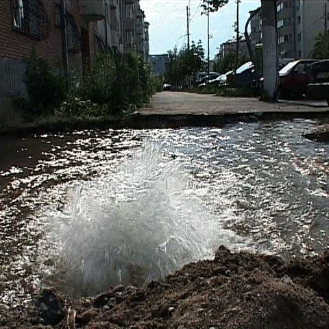 "Dau bine, nea Gogule?" - Câţiva muncitori au spart o conductă de apă, după care au spălat putina
