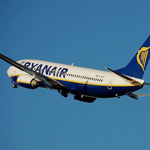 Pasagerii curselor Ryanair ar putea călători gratuit dacă stau în picioare