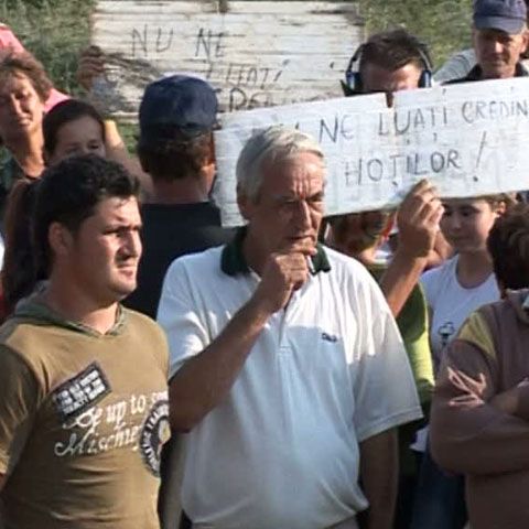 Măicuţele de la Mănăstirea Cârnu, pe care Episcopia a vrut să le mute într-un alt lăcaş, s-au baricadat în interior