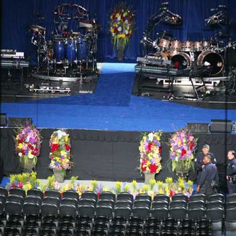 O echipă SWAT escortează sicriul lui Michael Jackson de la Forest Lawn la Staples Center