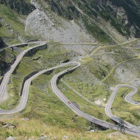 O stâncă de peste 30 de tone a fost dinamitată pe Transfăgărăşan
