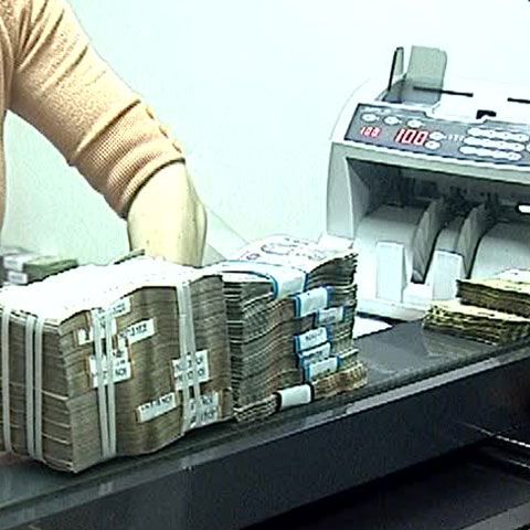 Leul pierde aproape un ban, până la un curs de referinţă de 4,2170 lei/euro