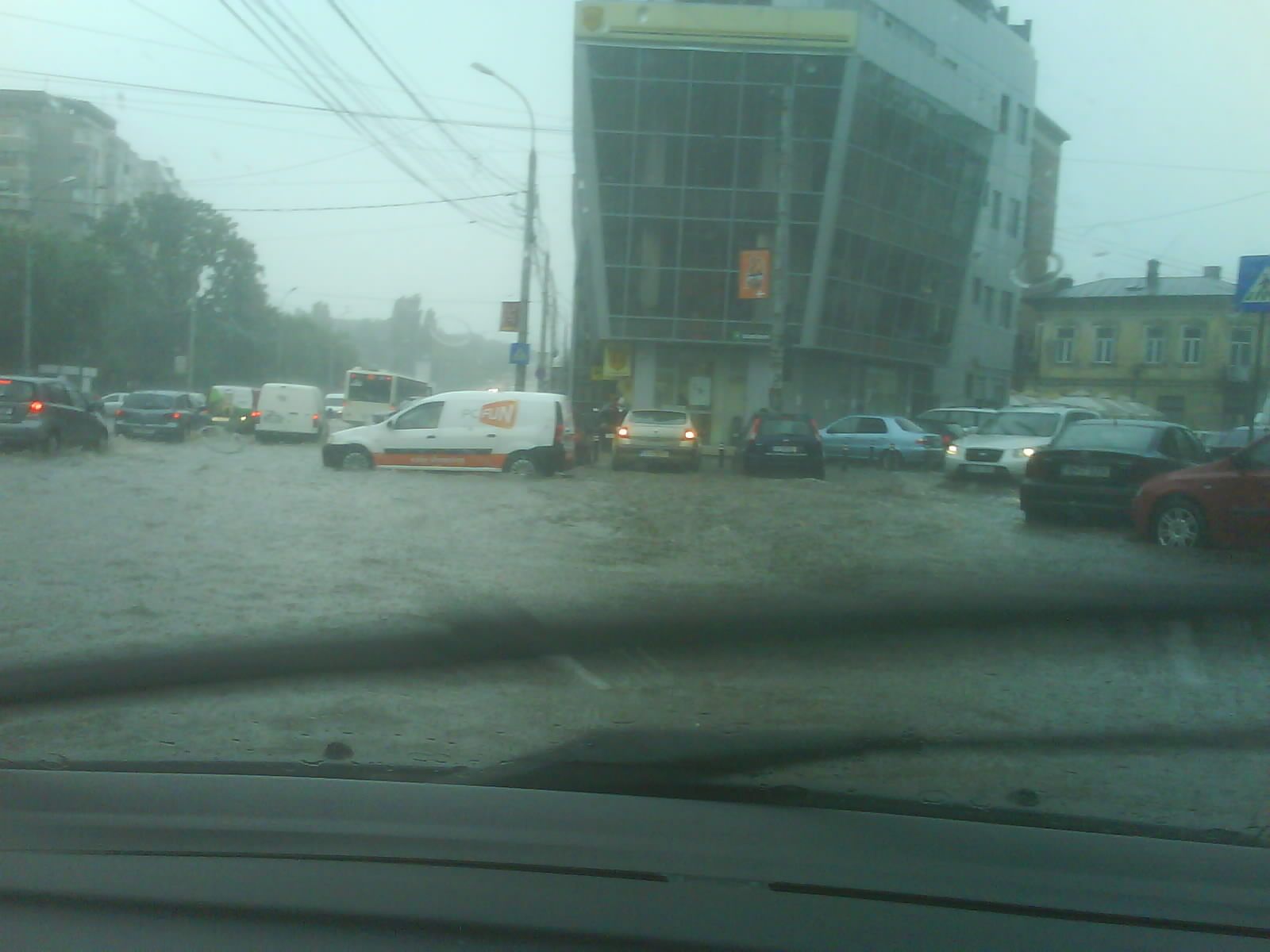 O stradă din Bucureşti a fost inundată 