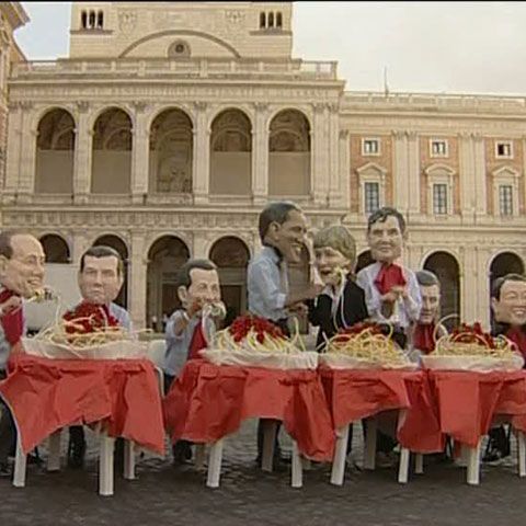 Proteste inedite la fiecare pas în a doua zi a summitului G8 din Italia