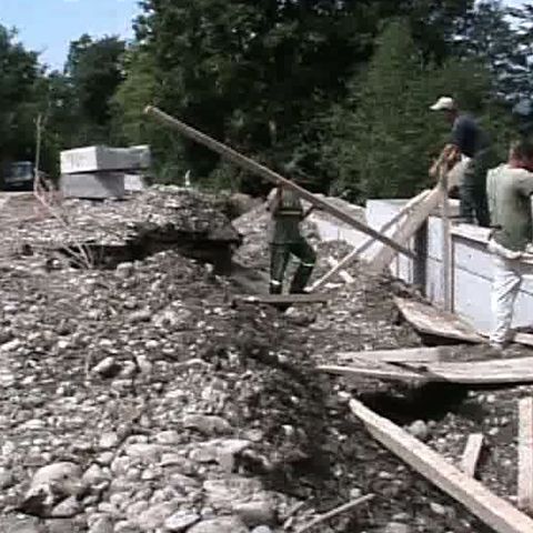 Drumul ce leagă comuna prahoveană Telega de satul Buştenari s-a surpat 