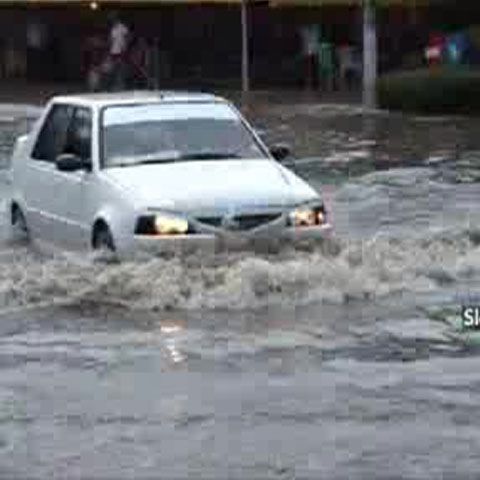 Trafic îngreunat pe mai multe drumuri din ţară, din cauza precipitaţiilor abundente