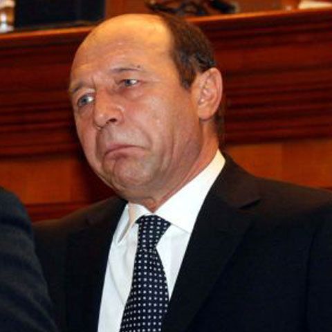 Traian Băsescu: M-am pupat cu o doamnă romă şi mi-a făcut plăcere