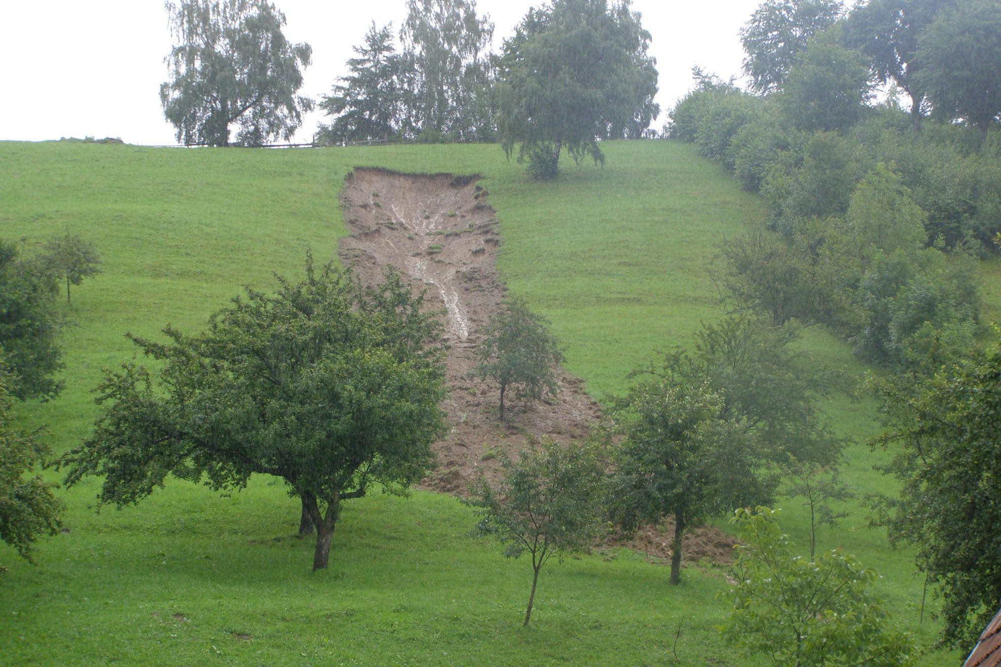 Alunecare de teren în satul Simon din Bran, judeţul Braşov 