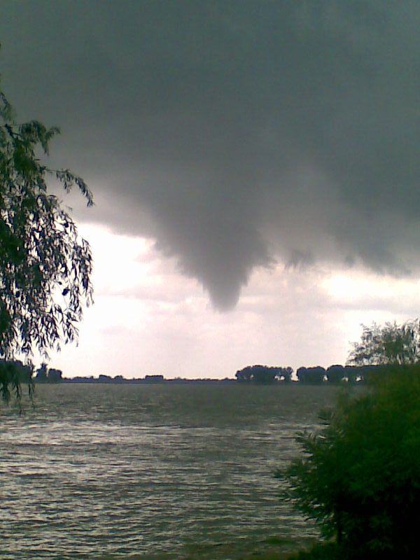 Tornadă surprinsă de pe faleza Dunării