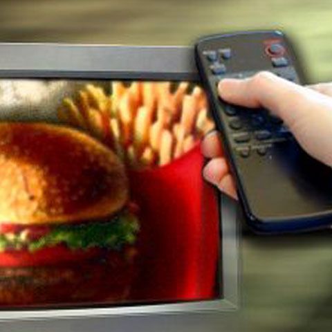 Spoturile TV la produse alimentare contribuie la răspândirea obezităţii, arată un studiu american