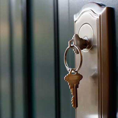 Piaţa imobiliară se zbate să supravieţuiască