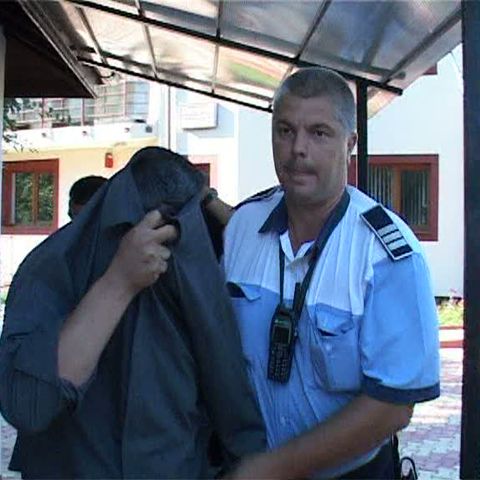 Trei bărbaţi se dădeau poliţişti şi tâlhăreau şoferii străini pe A1