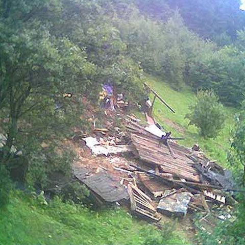 Două familii din comuna prahoveană Ceraşu au fost evacuate din cauza alunecărilor de teren
