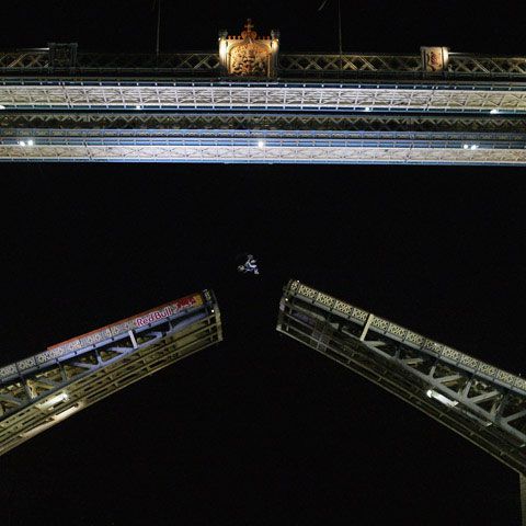 VIDEO / Salt spectaculos cu motocicleta peste Tower Bridge