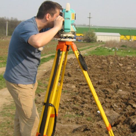 Salariile de la Agenţia Naţională de Cadastru, neatinse de criză. 40 de şefi câştigă peste 10.000 de lei pe lună