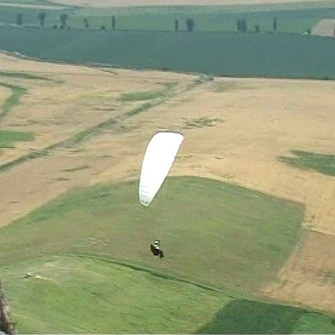 Împrejurimile oraşului Piatra Neamţ sunt locurile perfecte pentru parapantă