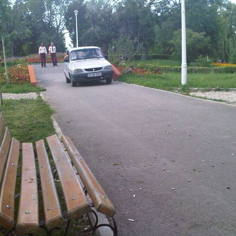 Românii se plimbă prin parc, mai nou, cu maşina