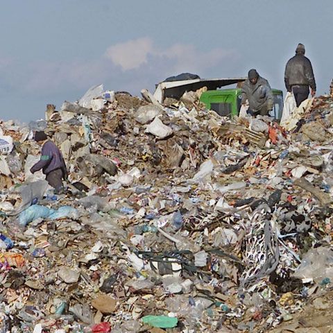 România intră în infringement pentru că nu a închis la termen gropile de gunoi neconforme