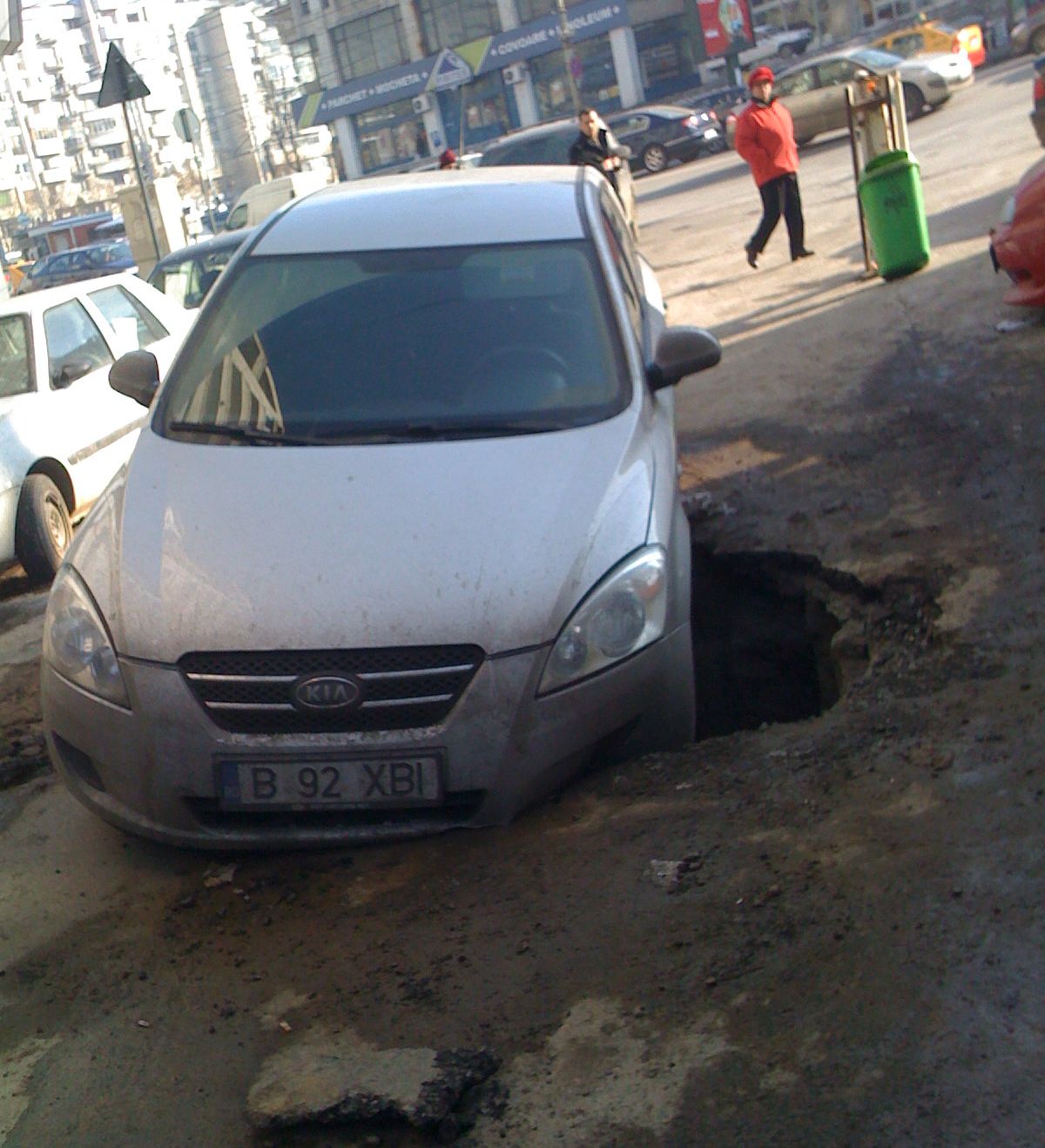Maşină în groapă pe o stradă din Capitală 