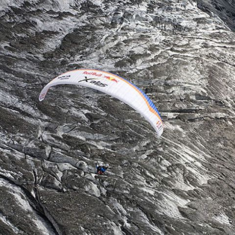 Un român zboară 818 km cu parapanta prin Alpi